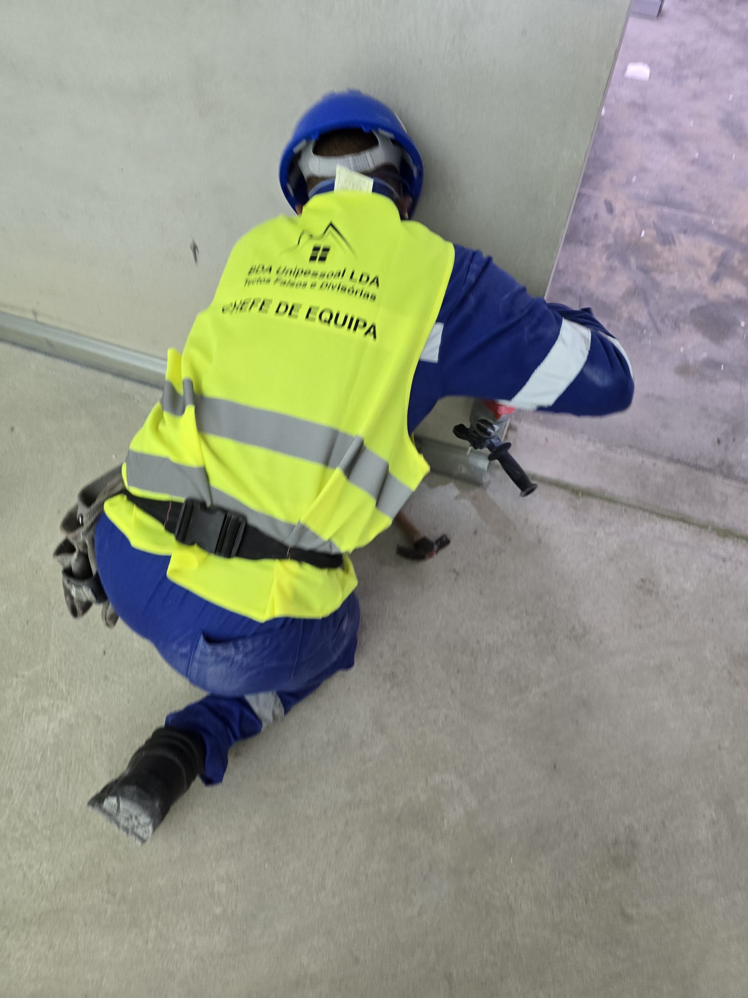 Profissional da equipa BDA a trabalhar em obra