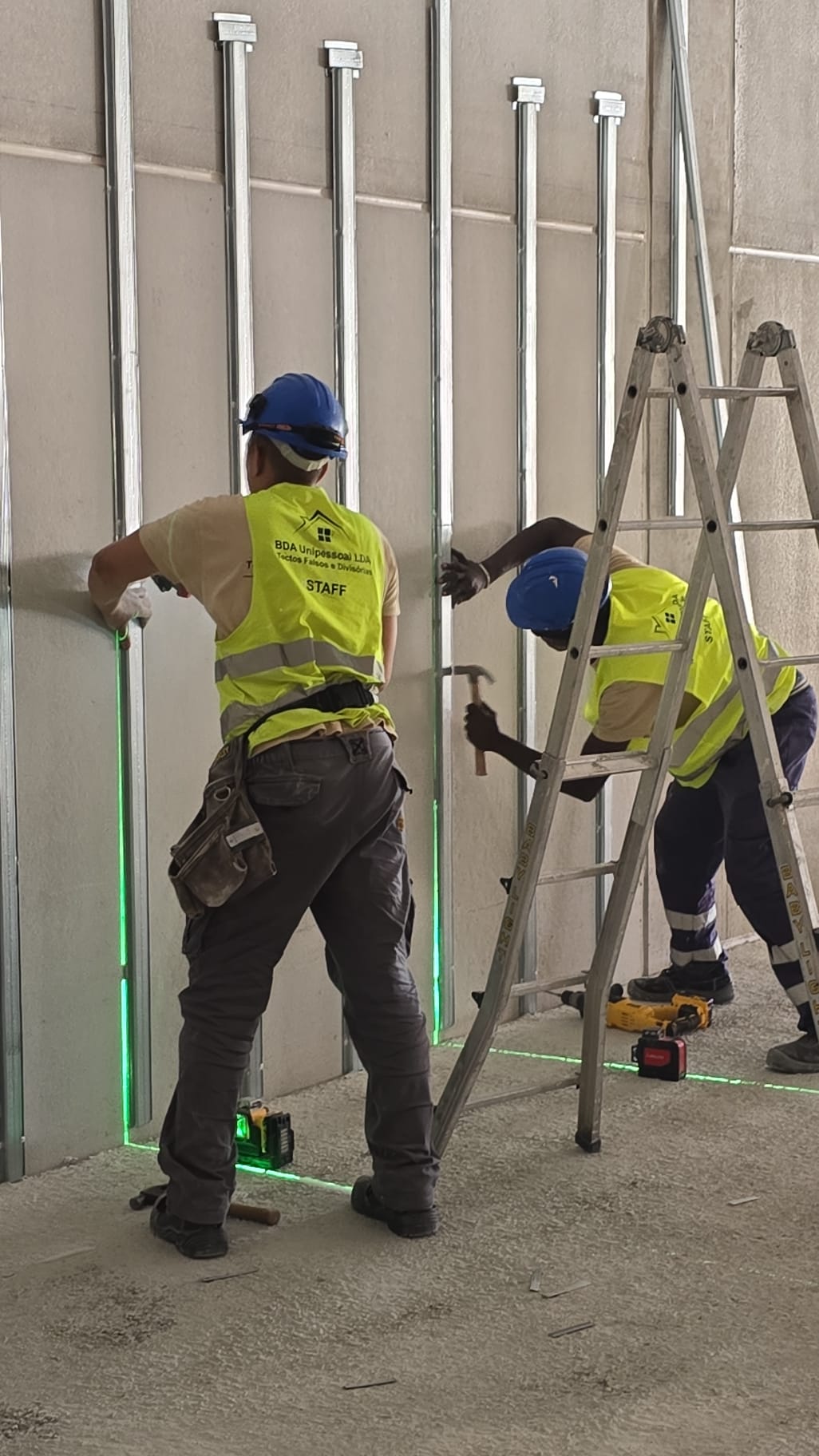 Equipa da BDA a montar estruturas metálicas no Lidl de Massamá