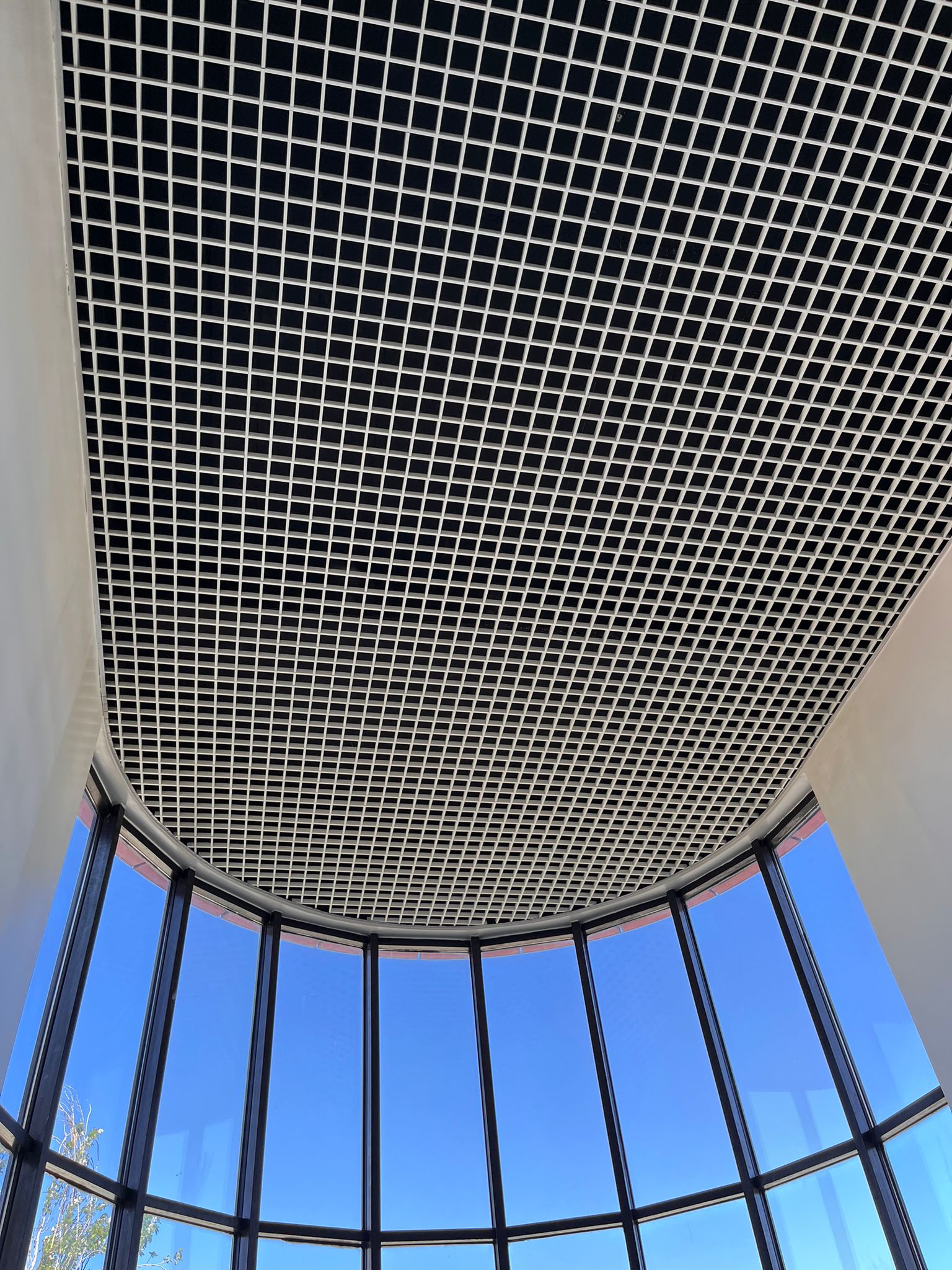 Teto em grelha num espaço do edifício Bertrand