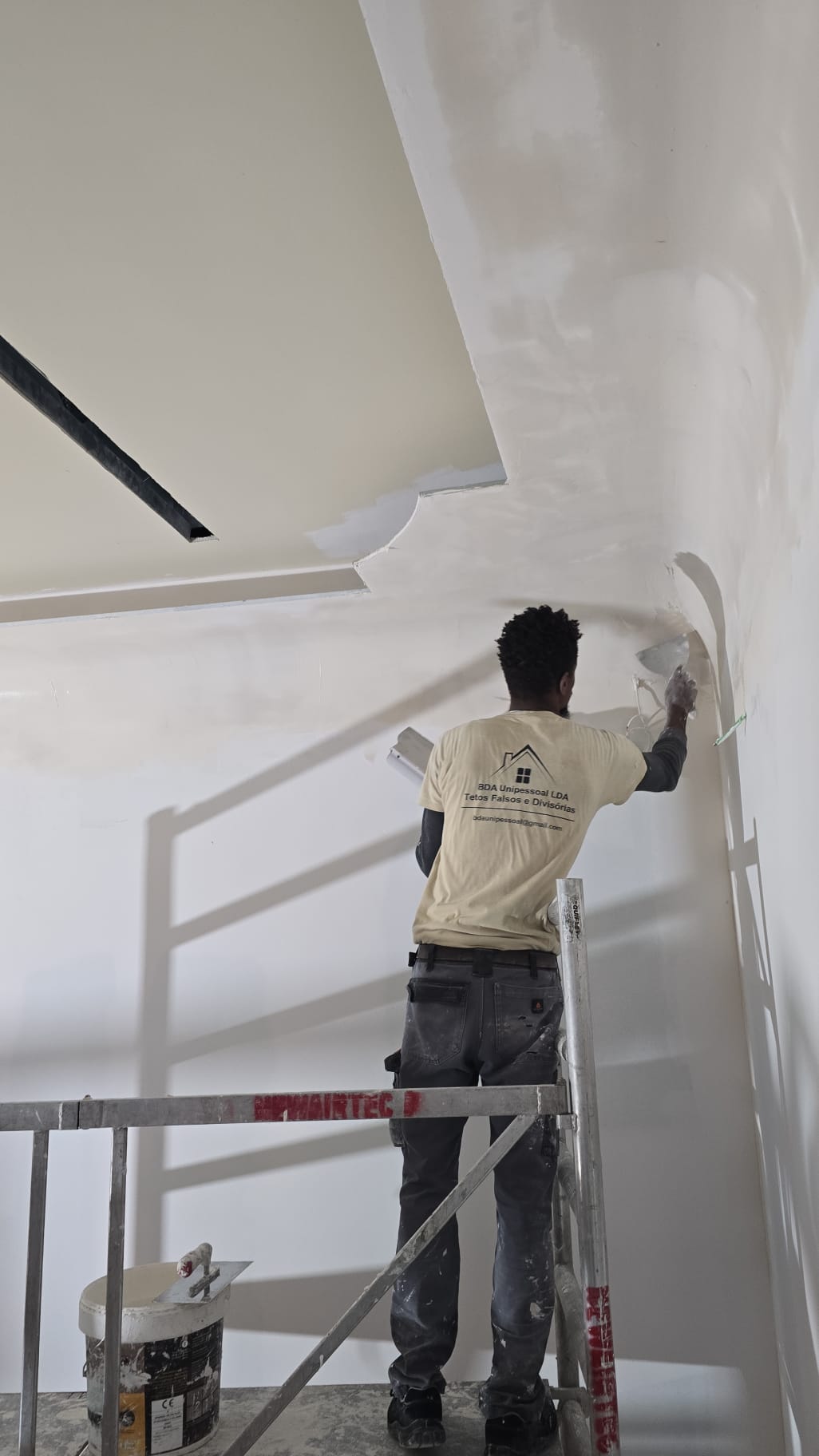 Profissional da BDA a barrar uma parede interior no Grand Café Lisboa